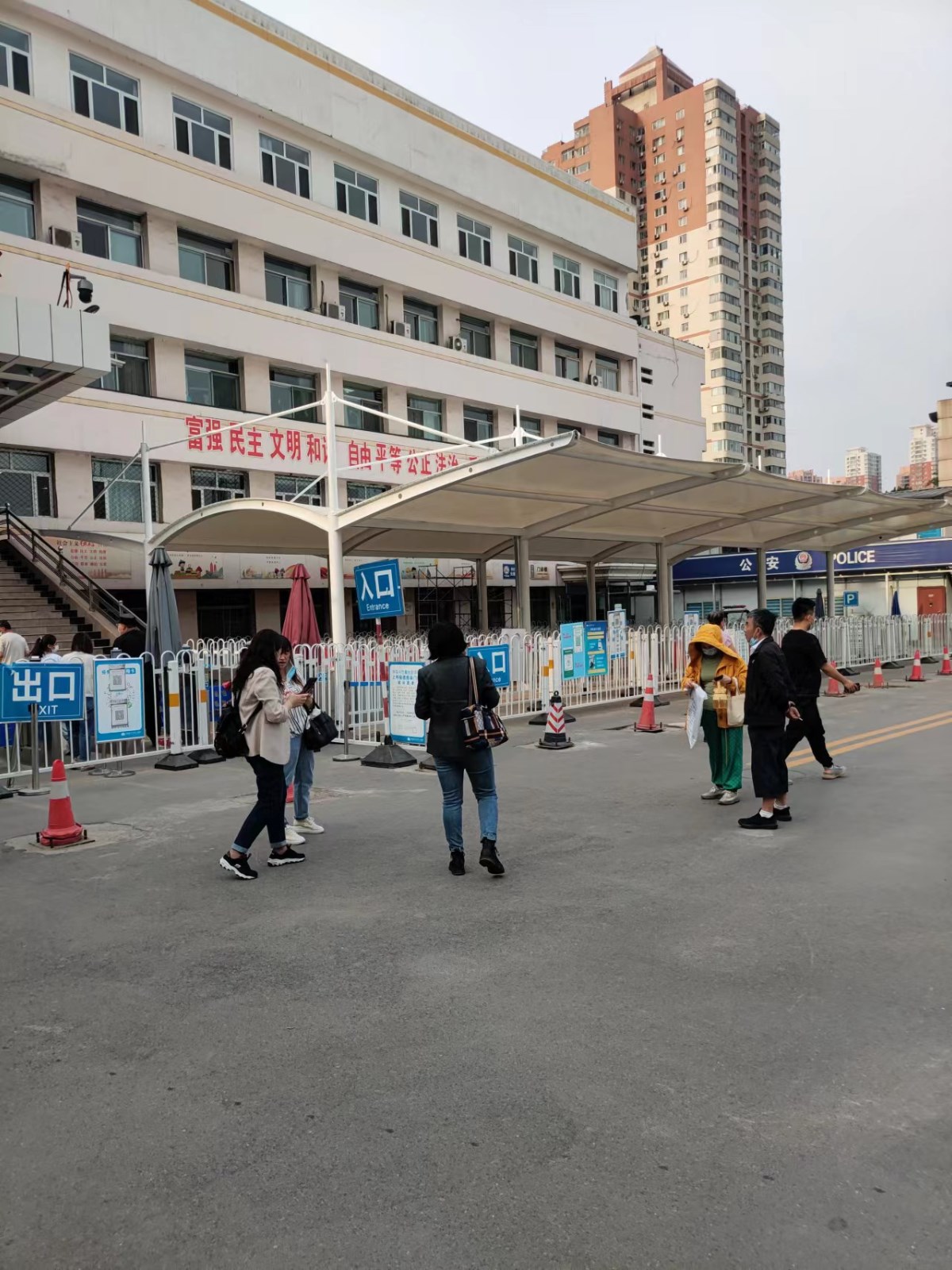 山大一院門診防疫棚